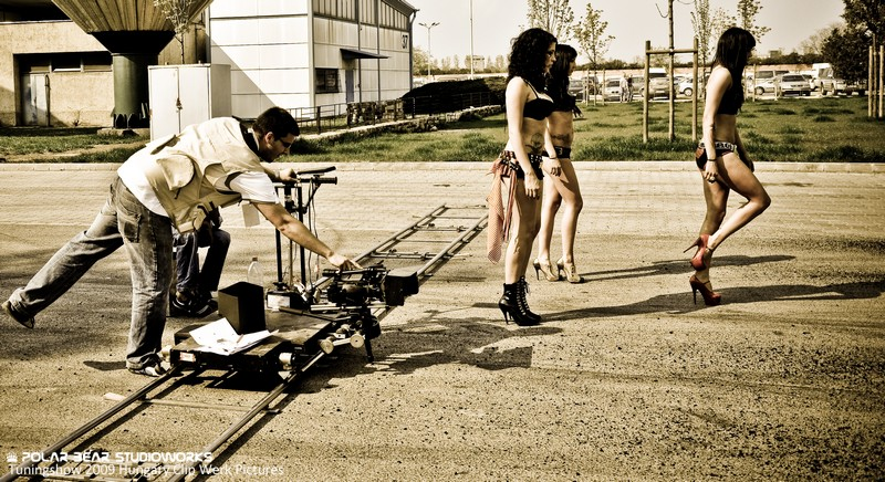 Illustration for article titled How To Make Sleazy Car Shows Look Fabulous